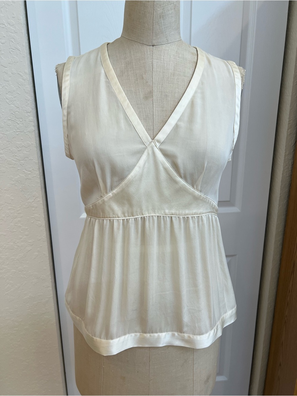 Context Cream V-Neck Sleeveless Blouse